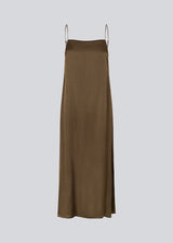 Slip in dress in satin with an A-shape and classic expression. CarwynMD dress has adjustable spaghetti straps and a straight neckline in front and back. The model is 177 cm and wears a size S/36.