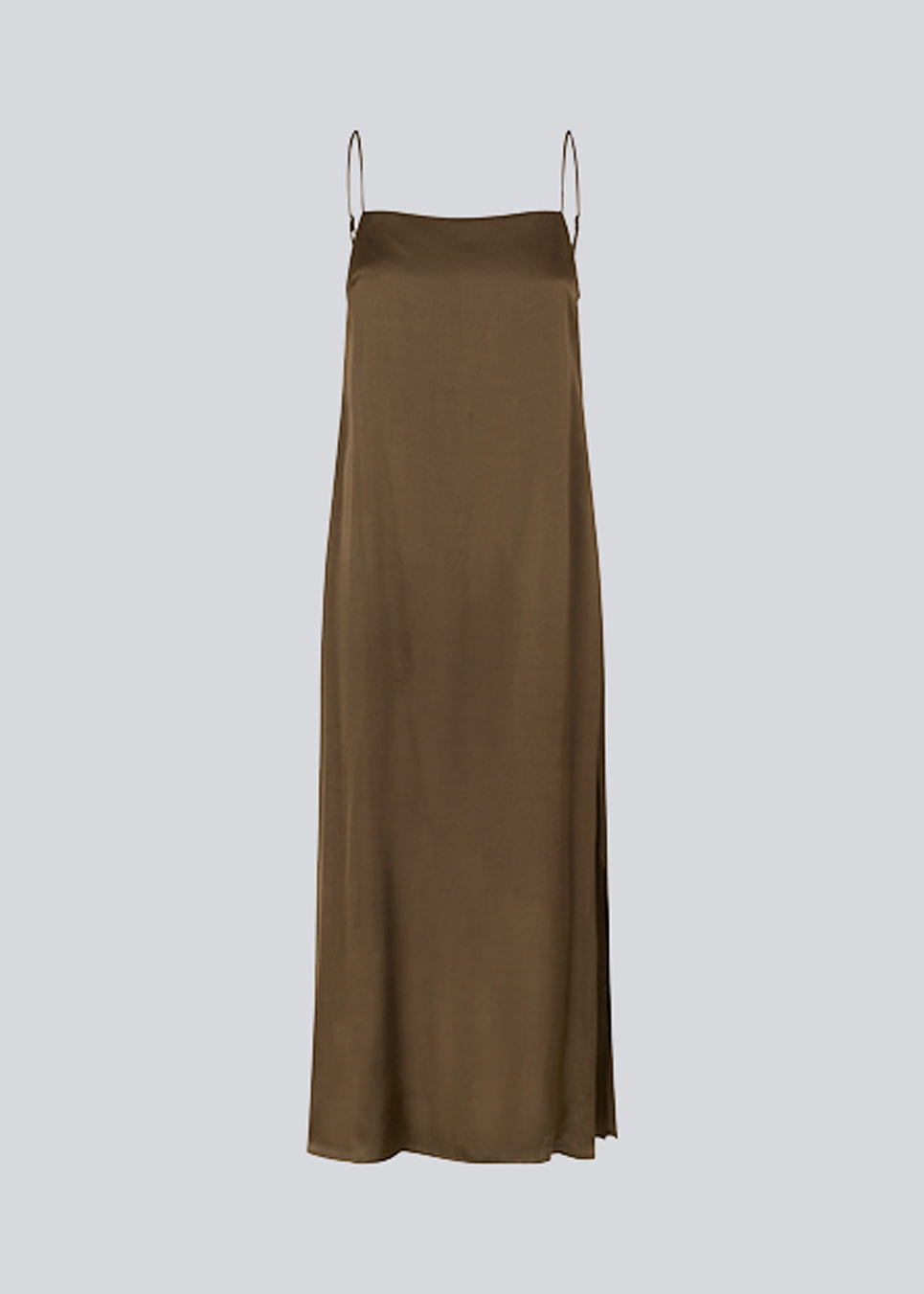 Slip in dress in satin with an A-shape and classic expression. CarwynMD dress has adjustable spaghetti straps and a straight neckline in front and back. The model is 177 cm and wears a size S/36.