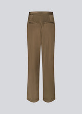 Satin pants in a classic look. CarwynMD pants are designed with wide legs, pleats in front, and hidden closure with zip fly and clasp. The model is 174 cm and wears a size S/36.