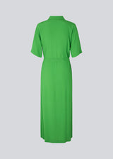 Long shirt dress with short wide sleeves, collar, buttons in front, and tiebelt at the waist. CashMD long dress is crafted from an EcoVero viscose. The model is 174 cm and wears a size S/36.
