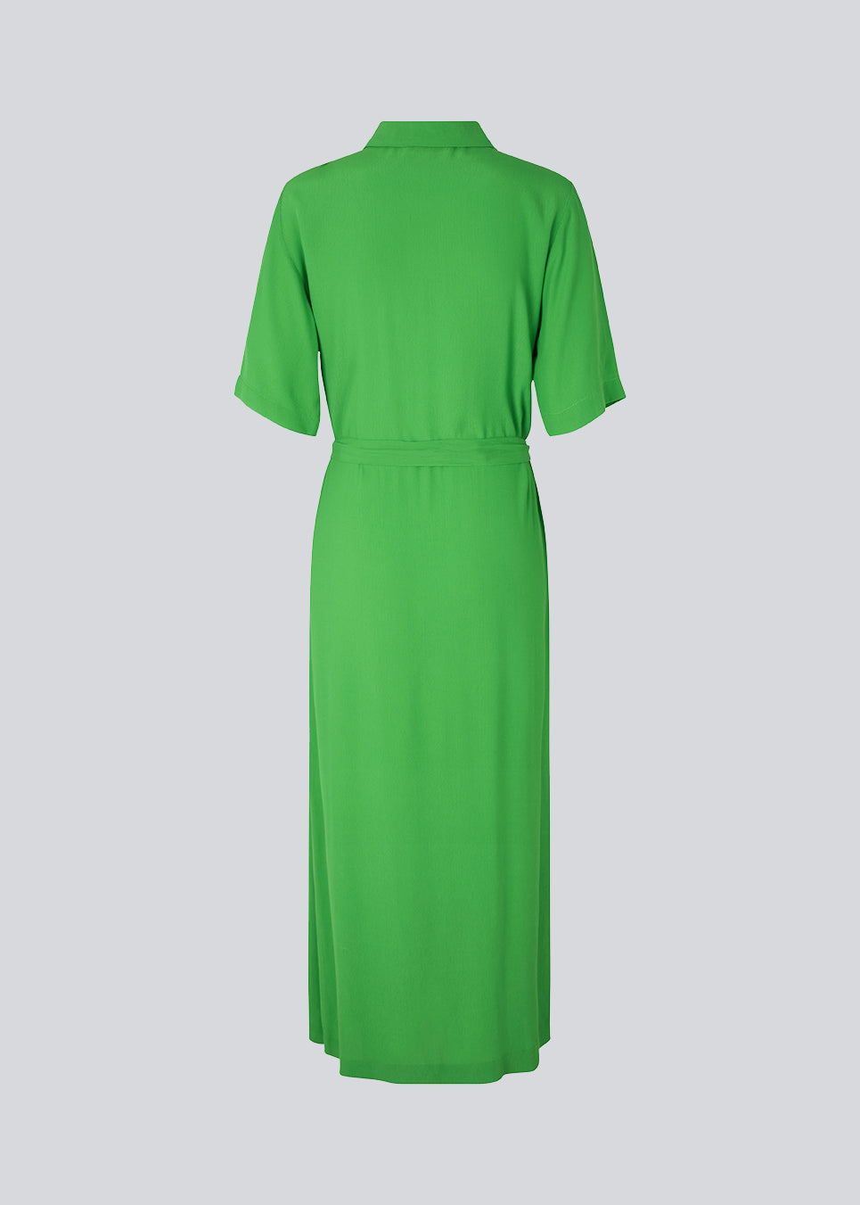 Long shirt dress with short wide sleeves, collar, buttons in front, and tiebelt at the waist. CashMD long dress is crafted from an EcoVero viscose. The model is 174 cm and wears a size S/36.