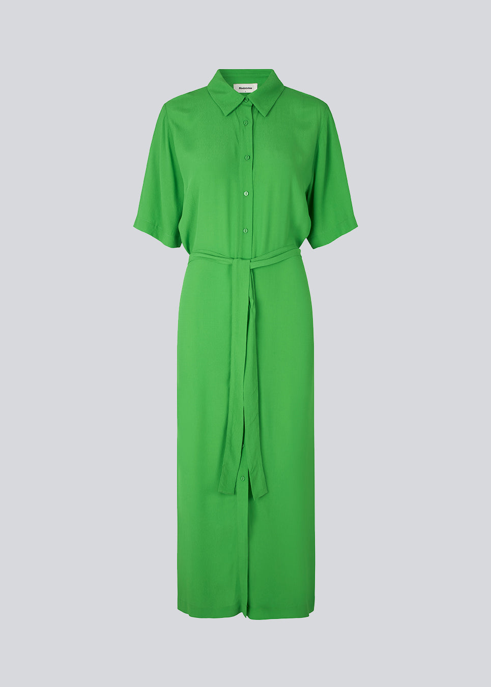 Long shirt dress with short wide sleeves, collar, buttons in front, and tiebelt at the waist. CashMD long dress is crafted from an EcoVero viscose. The model is 174 cm and wears a size S/36.