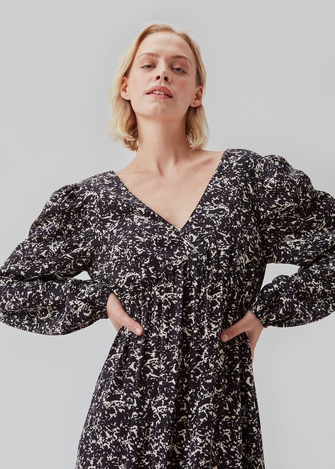 Long dress with elasticated puff sleeves, v-neckline in both front and back, and an elastic detail at the waist. CelineMD print dress is made from an EcoVero viscose with floral print.