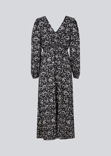 Long dress with elasticated puff sleeves, v-neckline in both front and back, and an elastic detail at the waist. CelineMD print dress is made from an EcoVero viscose with floral print.