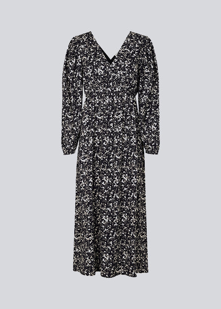 Long dress with elasticated puff sleeves, v-neckline in both front and back, and an elastic detail at the waist. CelineMD print dress is made from an EcoVero viscose with floral print.