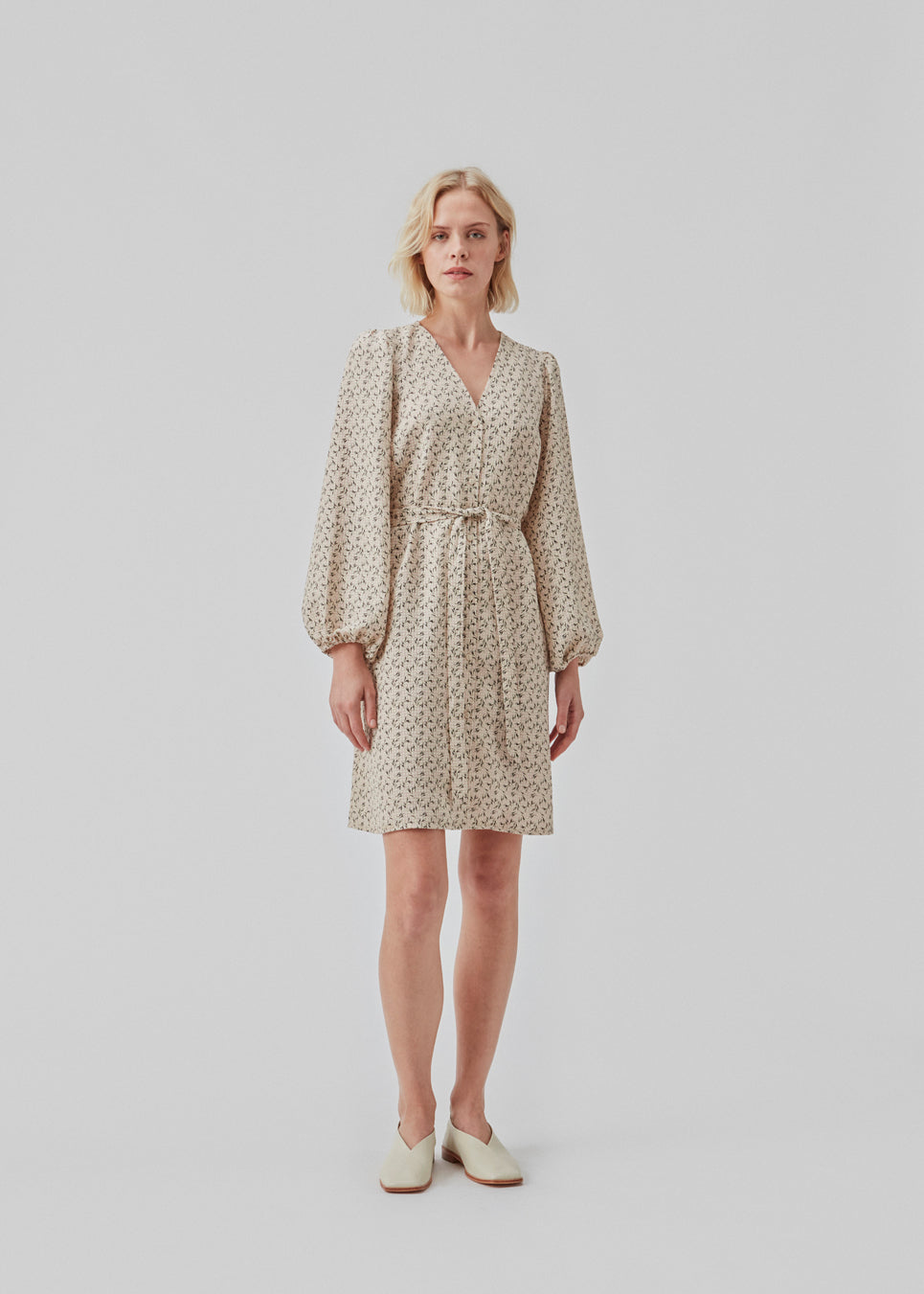 Short dress with print and long puff sleeves. ChrissyMD print dress is made with a v-neckline, closed by buttons in front, and tiebelt at the waist.