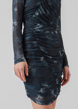 Short dress with draped details and multiple layers. CliffordMD print dress has a round neck and long sleeves in mesh.  The model is 177 cm and wears a size S/36.