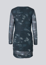 Short dress with draped details and multiple layers. CliffordMD print dress has a round neck and long sleeves in mesh.  The model is 177 cm and wears a size S/36.