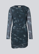 Short dress with draped details and multiple layers. CliffordMD print dress has a round neck and long sleeves in mesh.  The model is 177 cm and wears a size S/36.