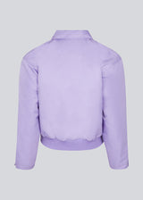 Short, padded bomber jacket in purple. ColtonMD jacket is designed with a collar, zipper in front, and pockets with push buttons. Ribbing at the hem. The model is 177 cm and wears a size S/36.