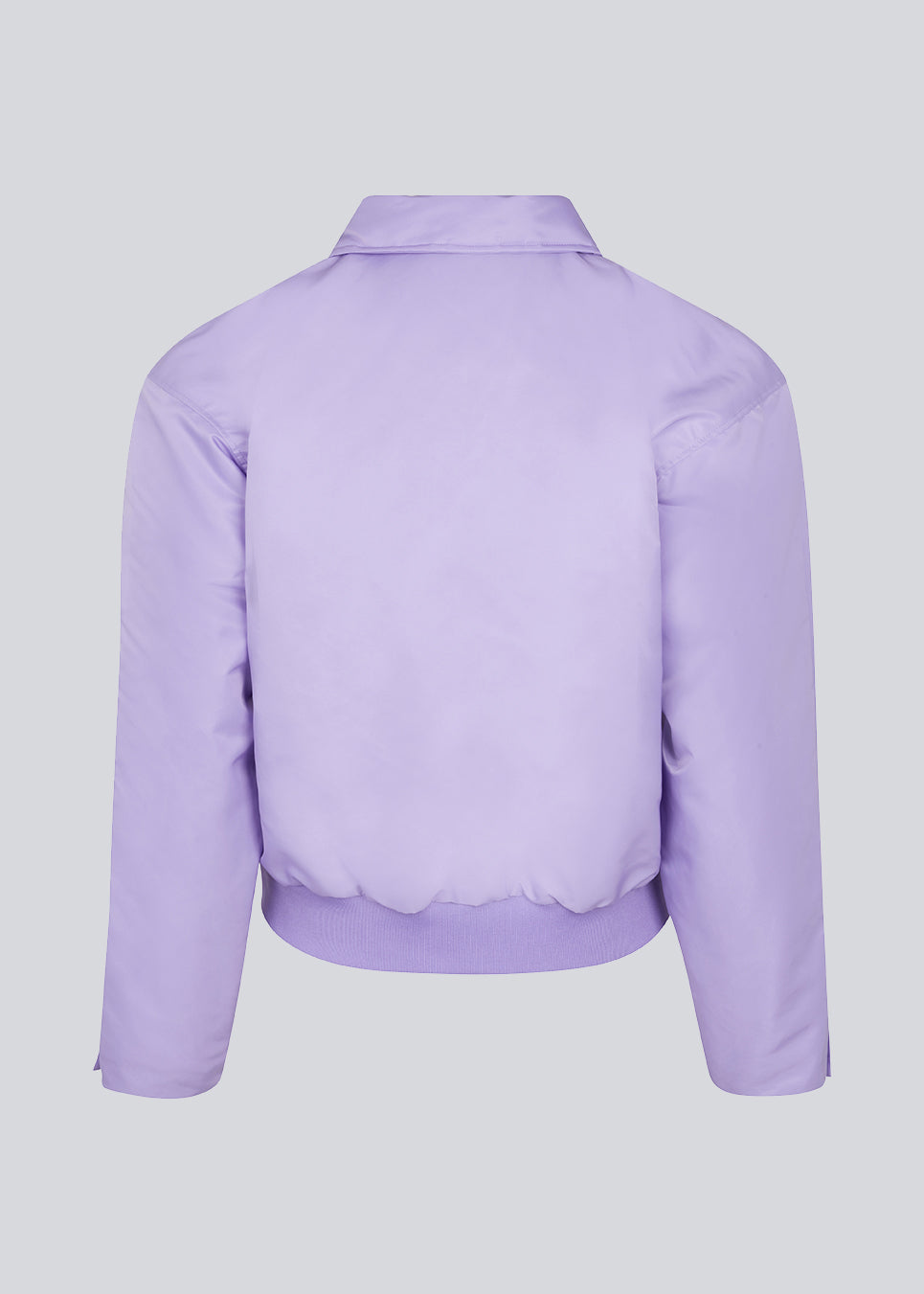 Short, padded bomber jacket in purple. ColtonMD jacket is designed with a collar, zipper in front, and pockets with push buttons. Ribbing at the hem. The model is 177 cm and wears a size S/36.
