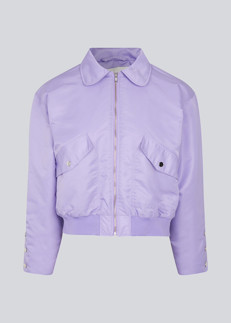 Short, padded bomber jacket in purple. ColtonMD jacket is designed with a collar, zipper in front, and pockets with push buttons. Ribbing at the hem. The model is 177 cm and wears a size S/36.