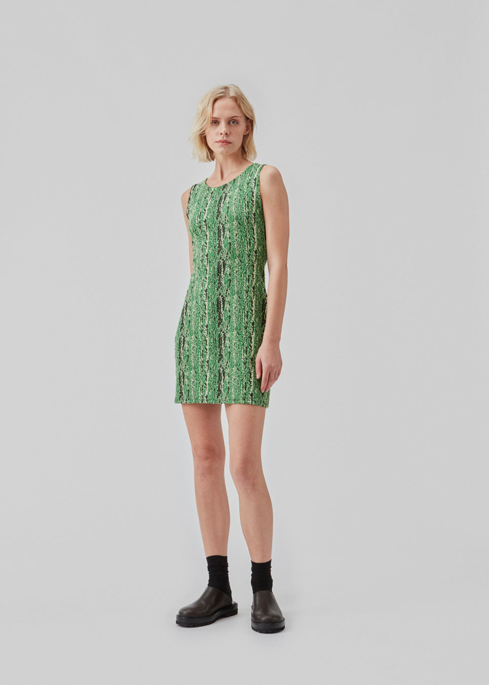 Tailored dress without sleeves cutting mid-thigh. CorbyMD dress is cut from a soft and stretchy printed quality. Hidden zipper in back.
