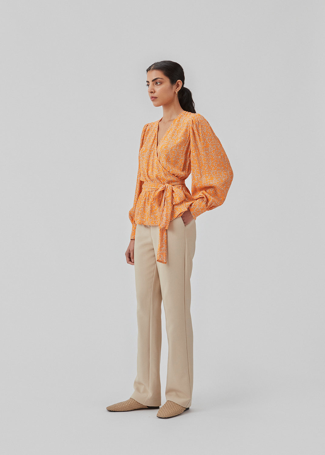 Wrap top with puff sleeves and floral print in EcoVero viscose. CorinnaMD print top has a deep v-neck and a wide tie-belt at the waist.  The model is 177 cm and wears a size S/36.