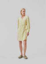 Wrap dress with tiebelt at the waist, v-shaped neckline, and long puff sleeves. CupidMD print dress has a floral print.  The model is 177 cm and wears a size S/36.