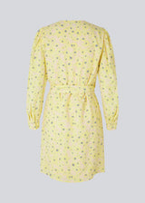 Wrap dress with tiebelt at the waist, v-shaped neckline, and long puff sleeves. CupidMD print dress has a floral print.  The model is 177 cm and wears a size S/36.