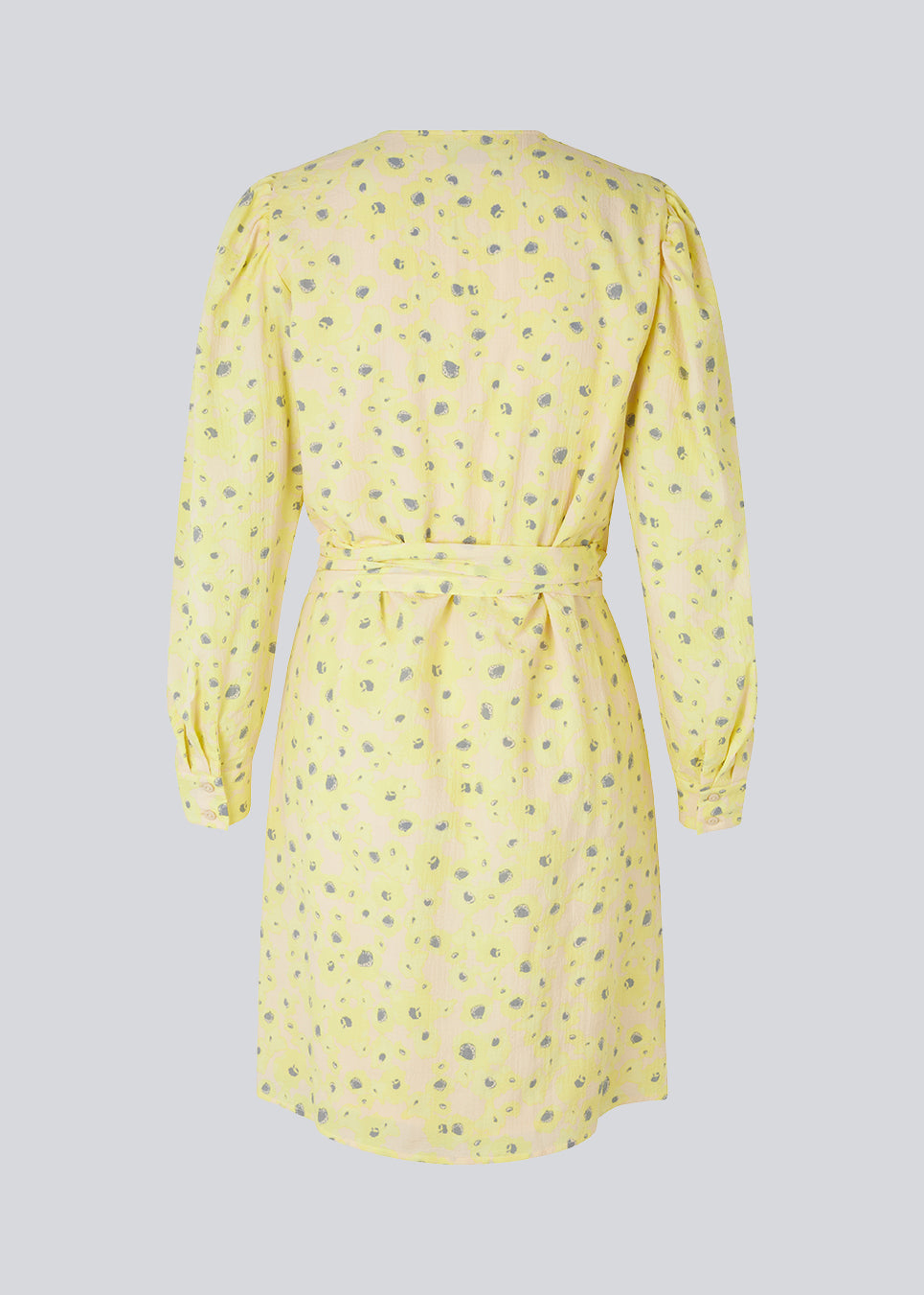 Wrap dress with tiebelt at the waist, v-shaped neckline, and long puff sleeves. CupidMD print dress has a floral print.  The model is 177 cm and wears a size S/36.