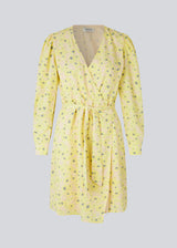 Wrap dress with tiebelt at the waist, v-shaped neckline, and long puff sleeves. CupidMD print dress has a floral print.  The model is 177 cm and wears a size S/36.