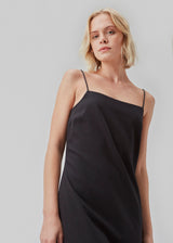 Short dress in black with a clean look in woven cotton. CydneyMD dress is slightly tailored, has adjustable straps, and a hidden zipper on one side. The model is 174 cm and wears a size S/36.