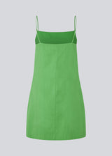 Short dress in green with a clean look in woven cotton. CydneyMD dress is slightly tailored, has adjustable straps, and a hidden zipper on one side. The model is 174 cm and wears a size S/36.