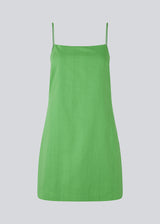 Short dress in green with a clean look in woven cotton. CydneyMD dress is slightly tailored, has adjustable straps, and a hidden zipper on one side. The model is 174 cm and wears a size S/36.