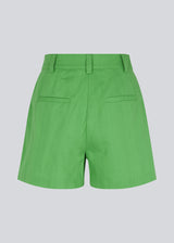 Cotton shorts in green with wide legs. CydneyMD shorts have a tailormade look with pleats in front and paspoil pockets in back. The model is 174 cm and wears a size S/36.
