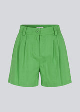 Cotton shorts in green with wide legs. CydneyMD shorts have a tailormade look with pleats in front and paspoil pockets in back. The model is 174 cm and wears a size S/36.