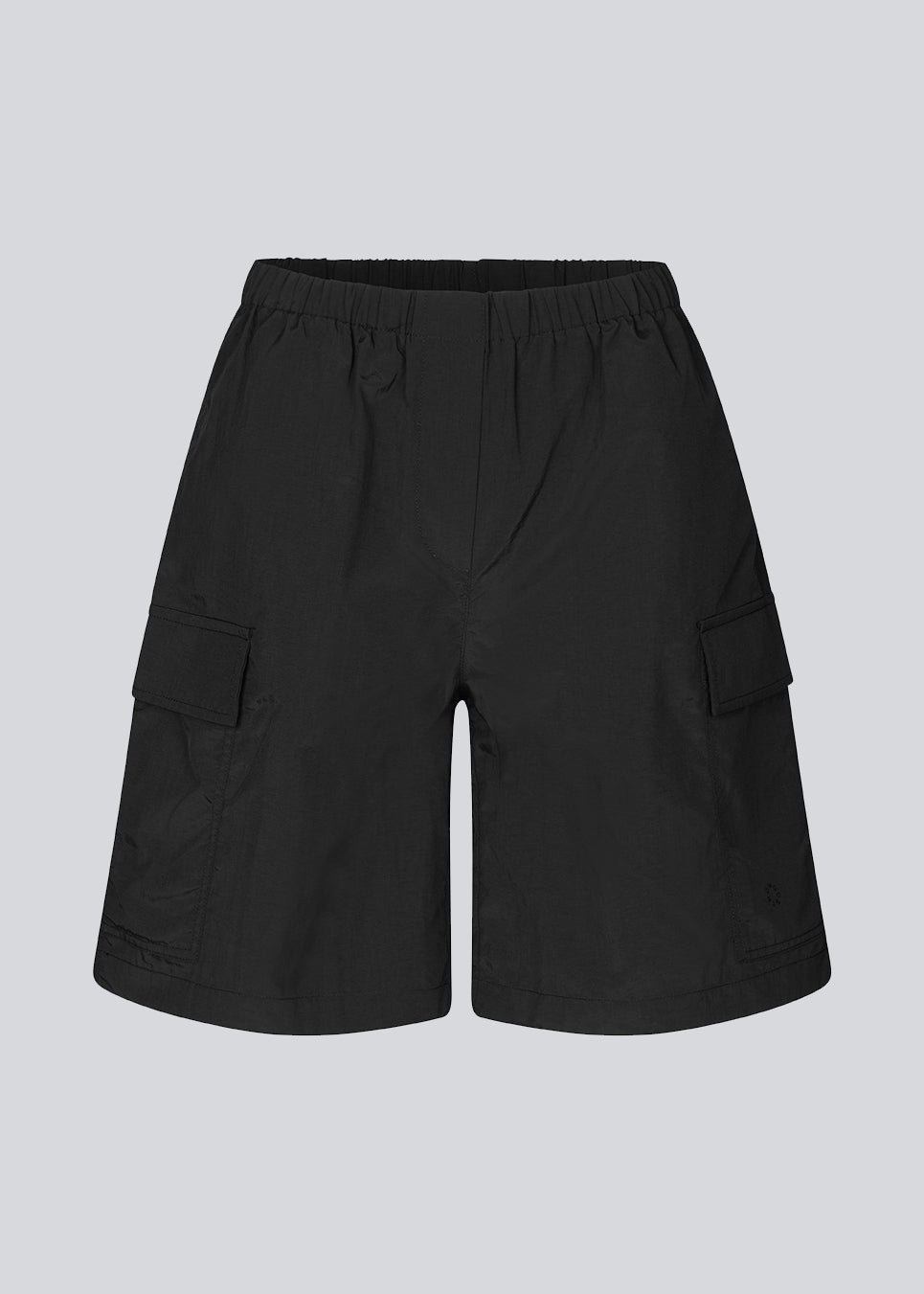 Cargo shorts in black in nylon with wide legs. DilaraMD shorts have an elasticated waistband and two large patch pockets on the sides. The model is 177 cm and wears a size S/36.