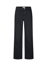 Cool jeans in black in a nice organic cotton quality. EltonMD jeans are high waisted and have wide, straight legs.