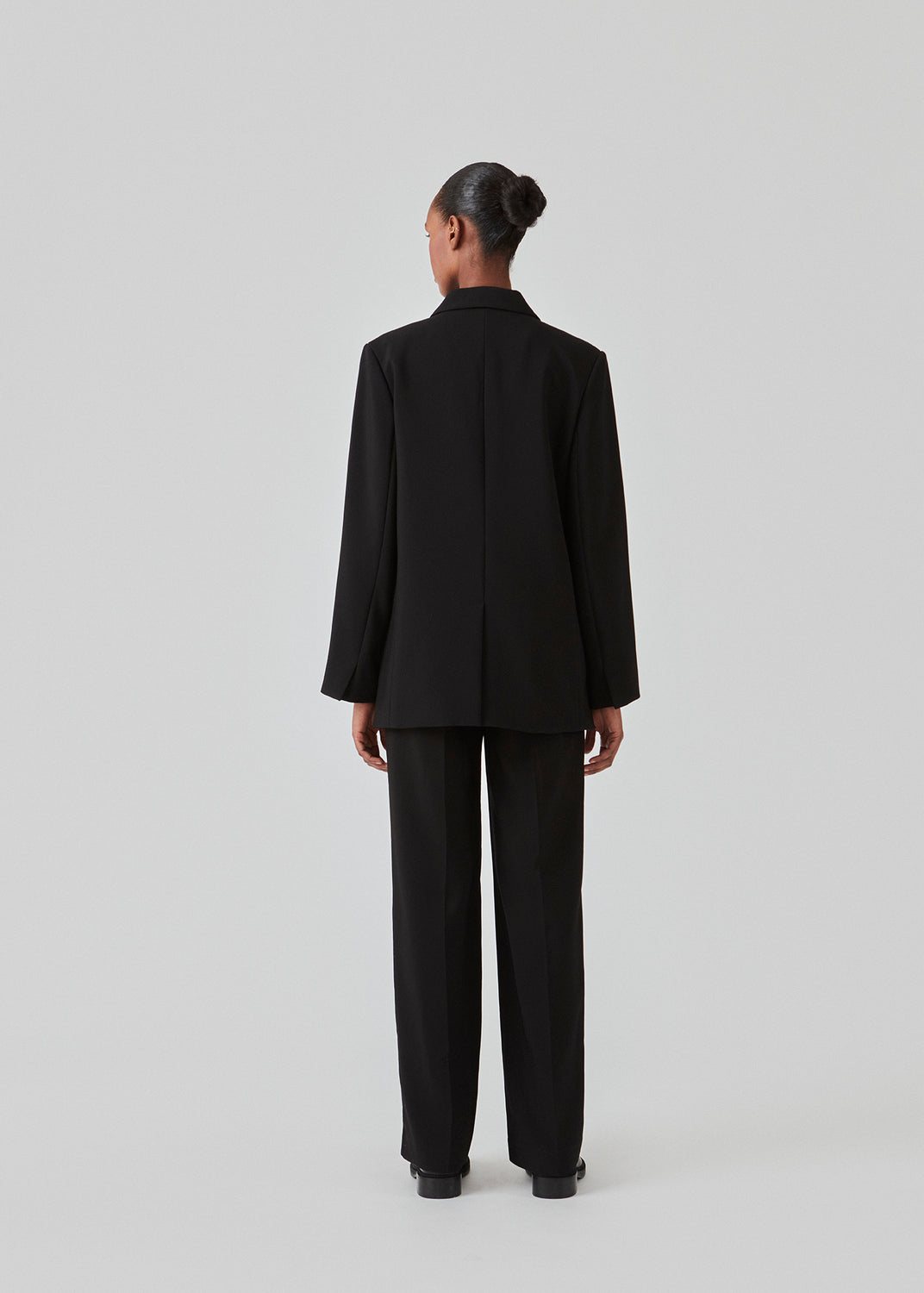 Gale blazer in Black has a classic and elegant design, fulfilled by the beautiful revers collar and a long fit. The blazer has a button closure at the front and a chest pocket at the left side. Buy Gale Pants, Gale straight pants, GaleMD skirt or GaleMD shorts in the same color that fits the Blazer.  The model is 177 cm and wears a size S/36.  This blazer has a spacious fit. We recommend sizing down.