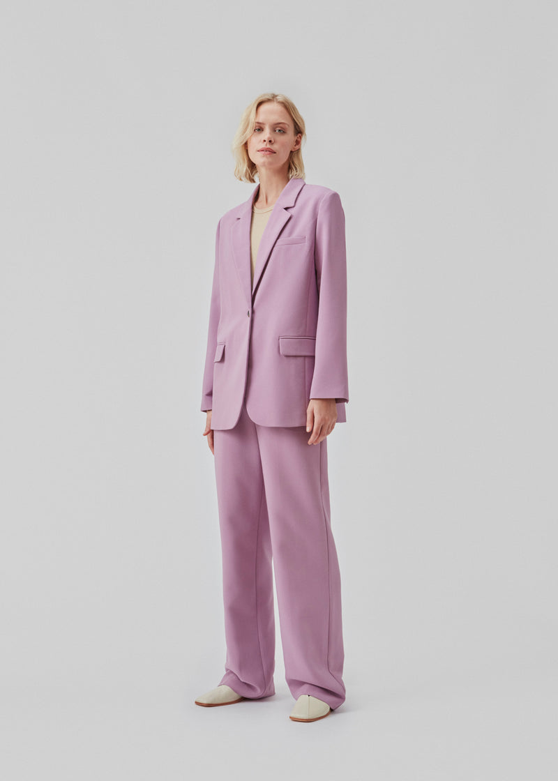 Gale blazer in the color valerian has a classic and elegant design, fulfilled by the beautiful revers collar and a long fit. The blazer has button closure at the front and a chest pocket at the left side.  This blazer has a spacious fit. We recommend sizing down.