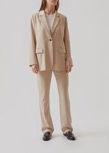 Gale straight pants in Powder Sand is a menswear inspired style with straight, slim legs. The design of the pants is kept classic with pressfolds and a high waist.