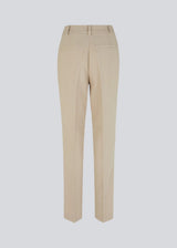 Gale straight pants in Powder Sand is a menswear inspired style with straight, slim legs. The design of the pants is kept classic with pressfolds and a high waist.