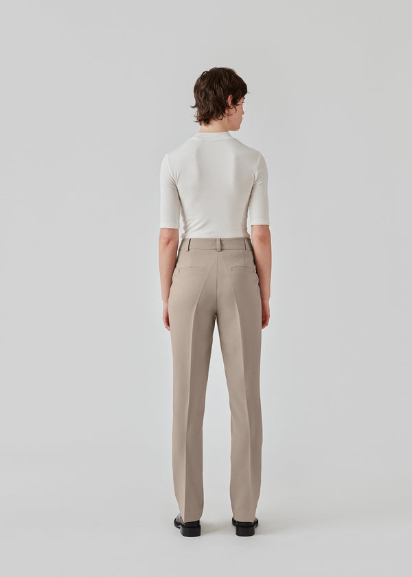 Gale straight pants is a menswear inspired style with straight, slim legs. The design of the pants is kept classic with pressfolds and a high waist. The model is 173 cm and wears a size S/36.   These pants have a spacious fit. We recommend sizing down.  Buy Gale Blazer in the same color that fits the pants.