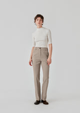 Gale straight pants is a menswear inspired style with straight, slim legs. The design of the pants is kept classic with pressfolds and a high waist. The model is 173 cm and wears a size S/36.   These pants have a spacious fit. We recommend sizing down.  Buy Gale Blazer in the same color that fits the pants.