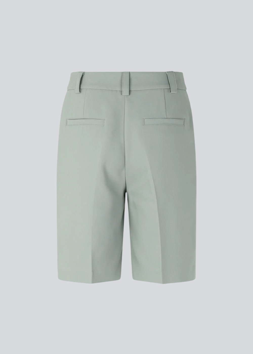 GaleMD shorts have a classic design. The shorts cuts at knee-length, and have wide legs with creases for an elegant look. The model is 173 cm and wears a size S/36.