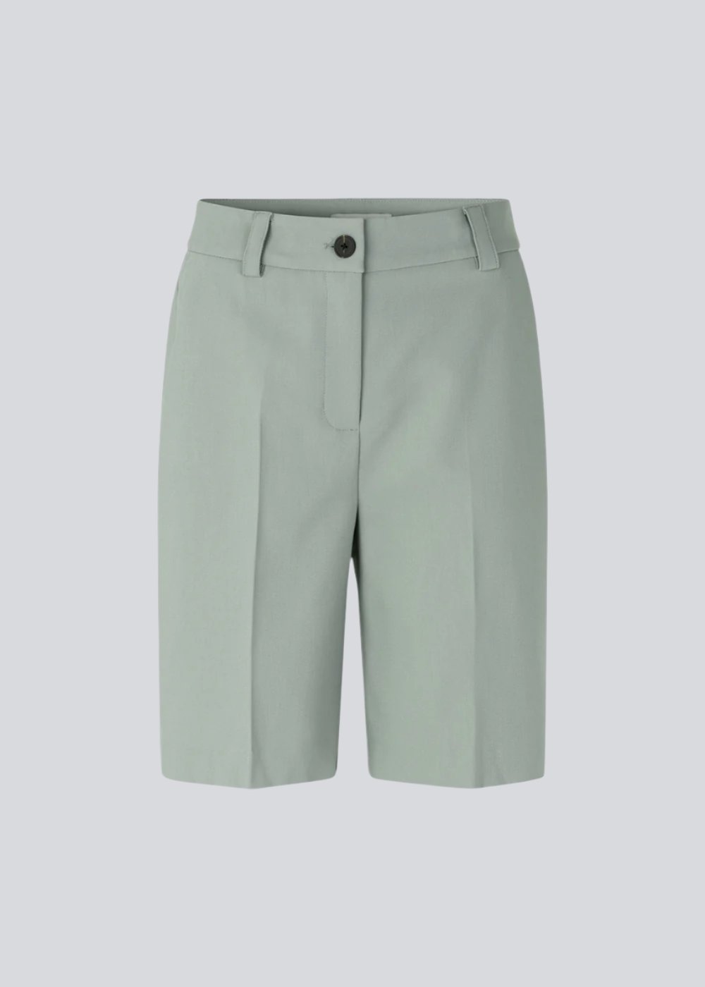 GaleMD shorts have a classic design. The shorts cuts at knee-length, and have wide legs with creases for an elegant look. The model is 173 cm and wears a size S/36.