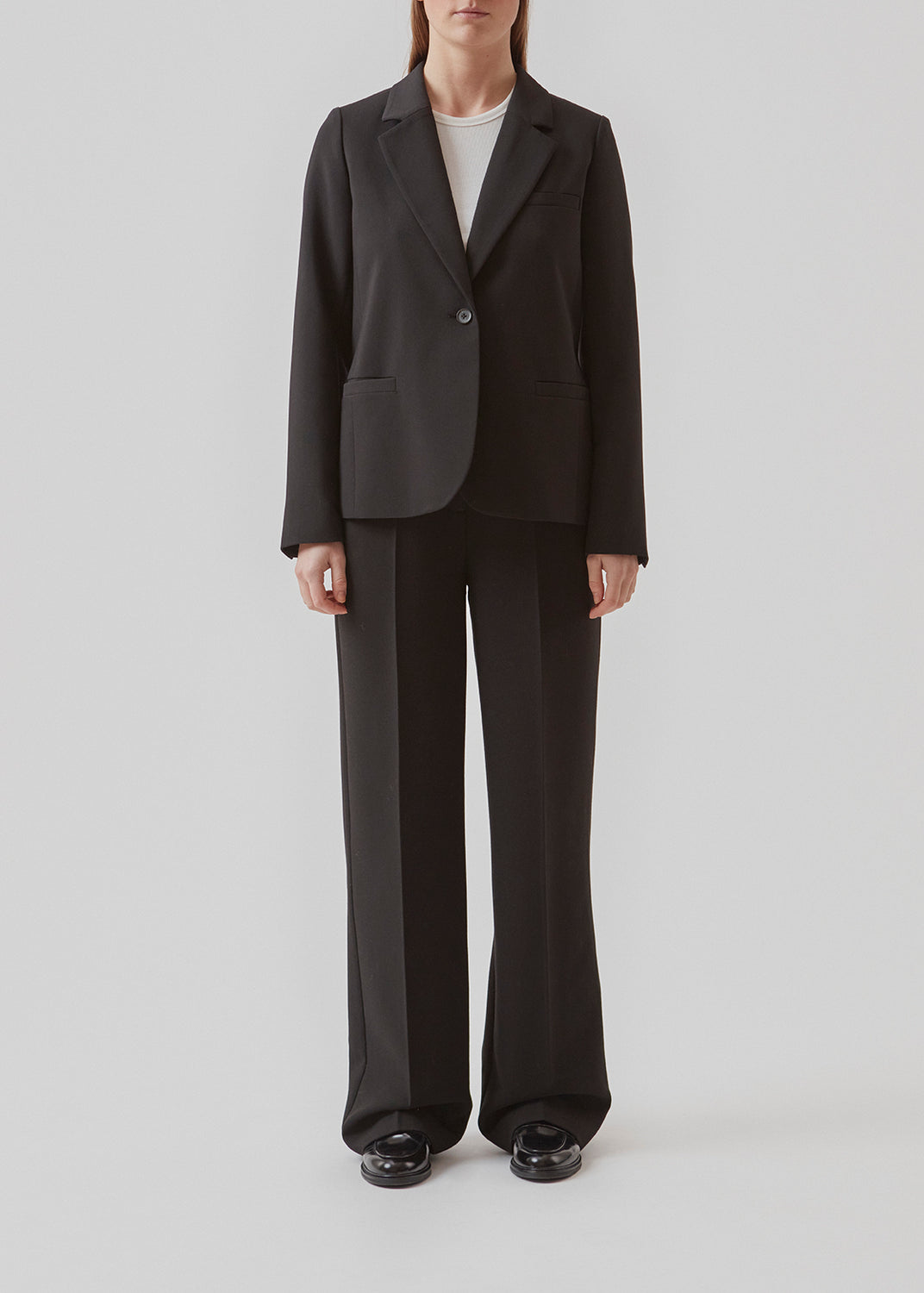 Classic single-breasted blazer in black in a woven quality with collar and notch lapels. GaleMD straight blazer has paspel front pockets and a single button closure. Lined.  Material: 5% Elastane 76% Polyester 19% Rayon  Lining: 100% Polyester