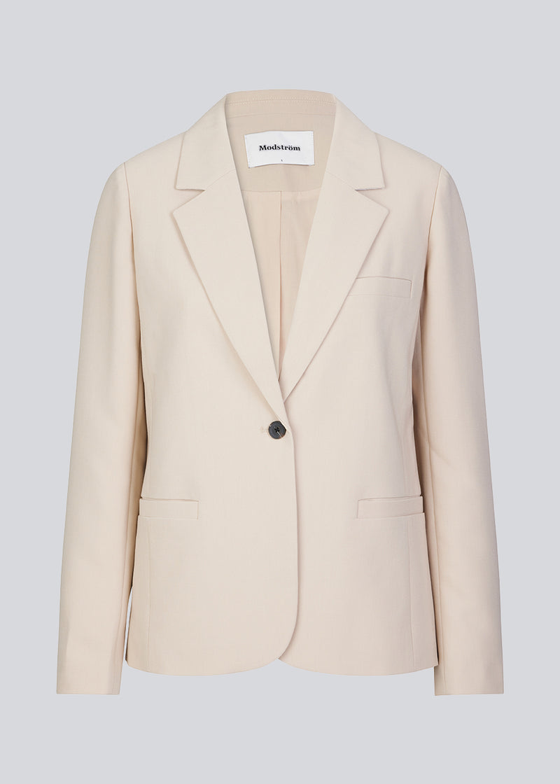 Classic single-breasted blazer in beige in a woven quality with collar and notch lapels. GaleMD straight blazer has paspel front pockets and a single button closure. Lined.  Match with pants in the same color: Gale pants or Gale straight pants. 