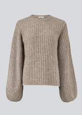 Simple rib knit with a slim silhouette, voluminous balloon sleeves and a round neckline. The trim on sleeves and neckline is knitted in a smaller rib. Goldie o-neck is made from an alpaca blend that adds a luxurious feel and look.
