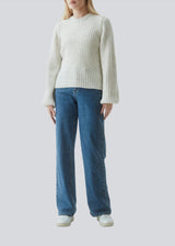 Simple white rib knit with a slim silhouette, voluminous balloon sleeves and a round neckline. The trim on the sleeves and neckline is knitted in a smaller rib. Goldie o-neck is made from an alpaca blend that adds a luxurious feel and look.