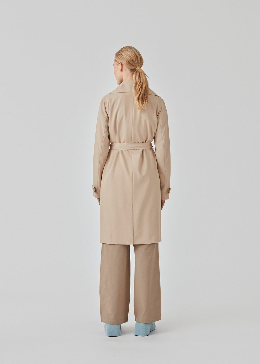 Beautiful jacket with a classic look and wide revers, belted waist and button closure. Hiro jacket is one of our most popular styles and the perfect transition jacket. This jacket has a spacious fit. We recommend sizing down. The model is 174 cm and wears a size S/36