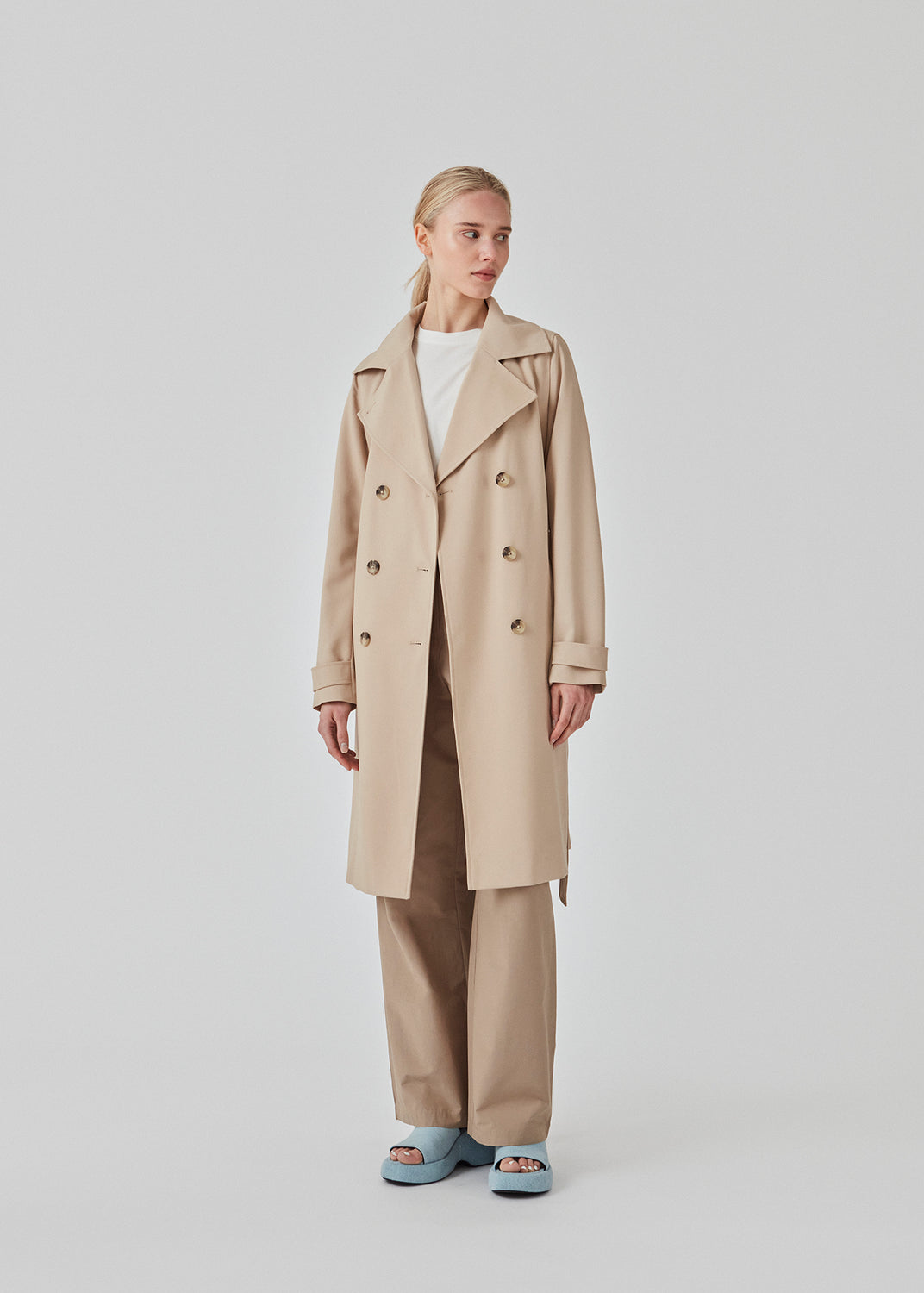 Beautiful jacket with a classic look and wide revers, belted waist and button closure. Hiro jacket is one of our most popular styles and the perfect transition jacket. This jacket has a spacious fit. We recommend sizing down. The model is 174 cm and wears a size S/36