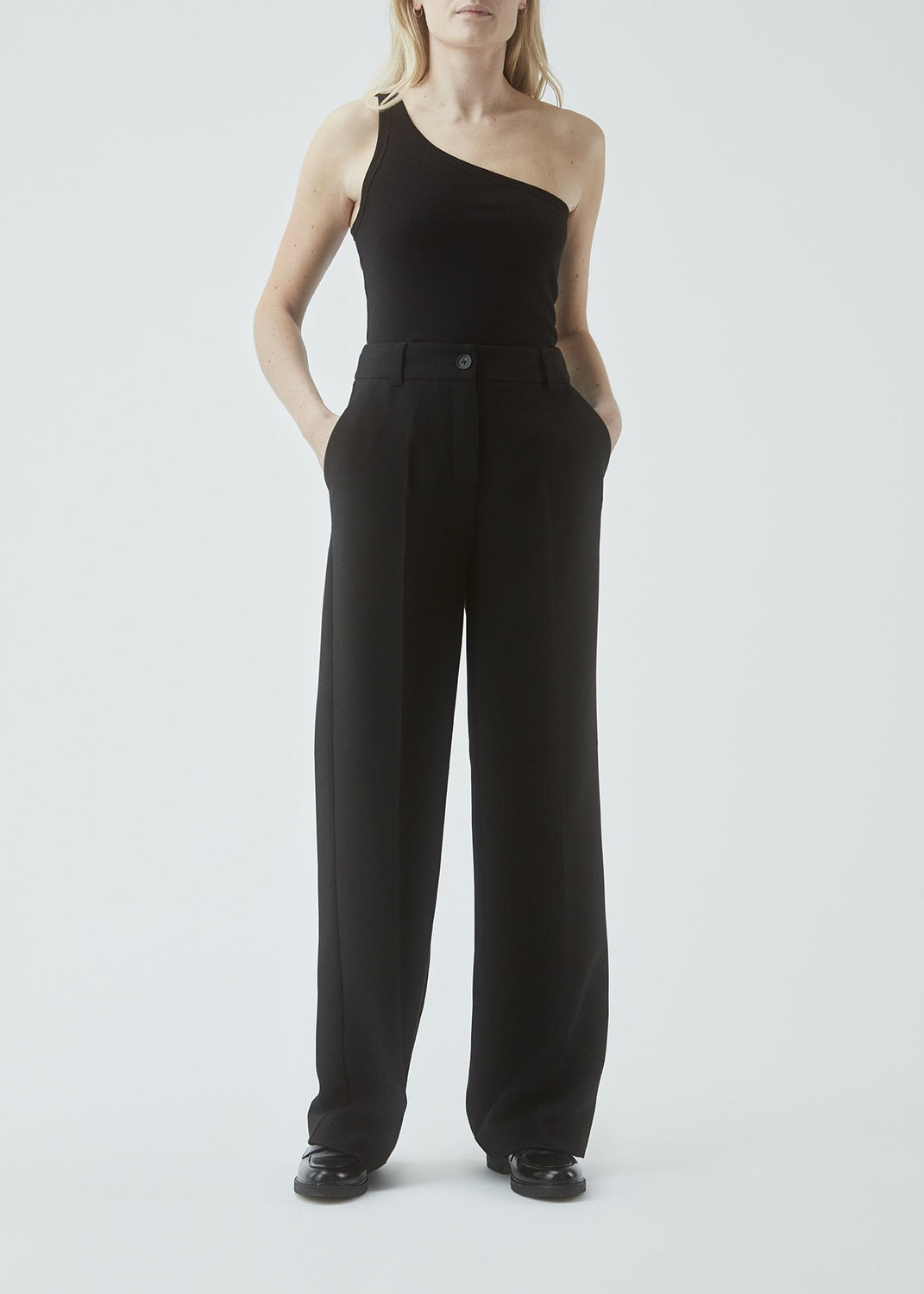 Comfortable, basic top in a soft cotton rib. Igor one shoulder top has a tight fit and asymmetrical strap, which makes the top perferct for a sporty look.