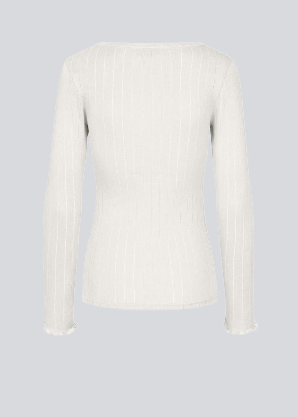 Tight fitted longsleeved t-shirt with a feminine lettuce trim on the sleeves. Issy LS t-shirt in color Off White is made from a soft jersey quality with a decorative drop needle pattern.