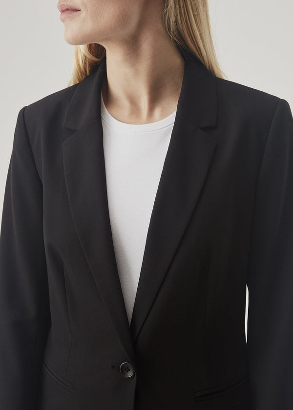 Classic fitted blazer. The Kendrick blazer is closed at the front with a single button and has front pockets. Kendrick Blazer in Black is a Modström Bestseller and a must-have black Blazer as a basic styles in your waredrobe.