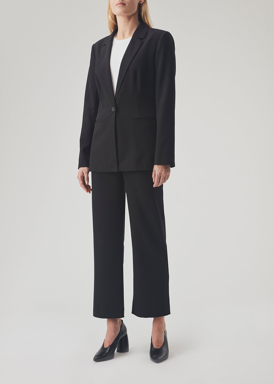 Classic fitted blazer. The Kendrick blazer is closed at the front with a single button and has front pockets. Kendrick Blazer in Black is a Modström Bestseller and a must-have black Blazer as a basic styles in your waredrobe.