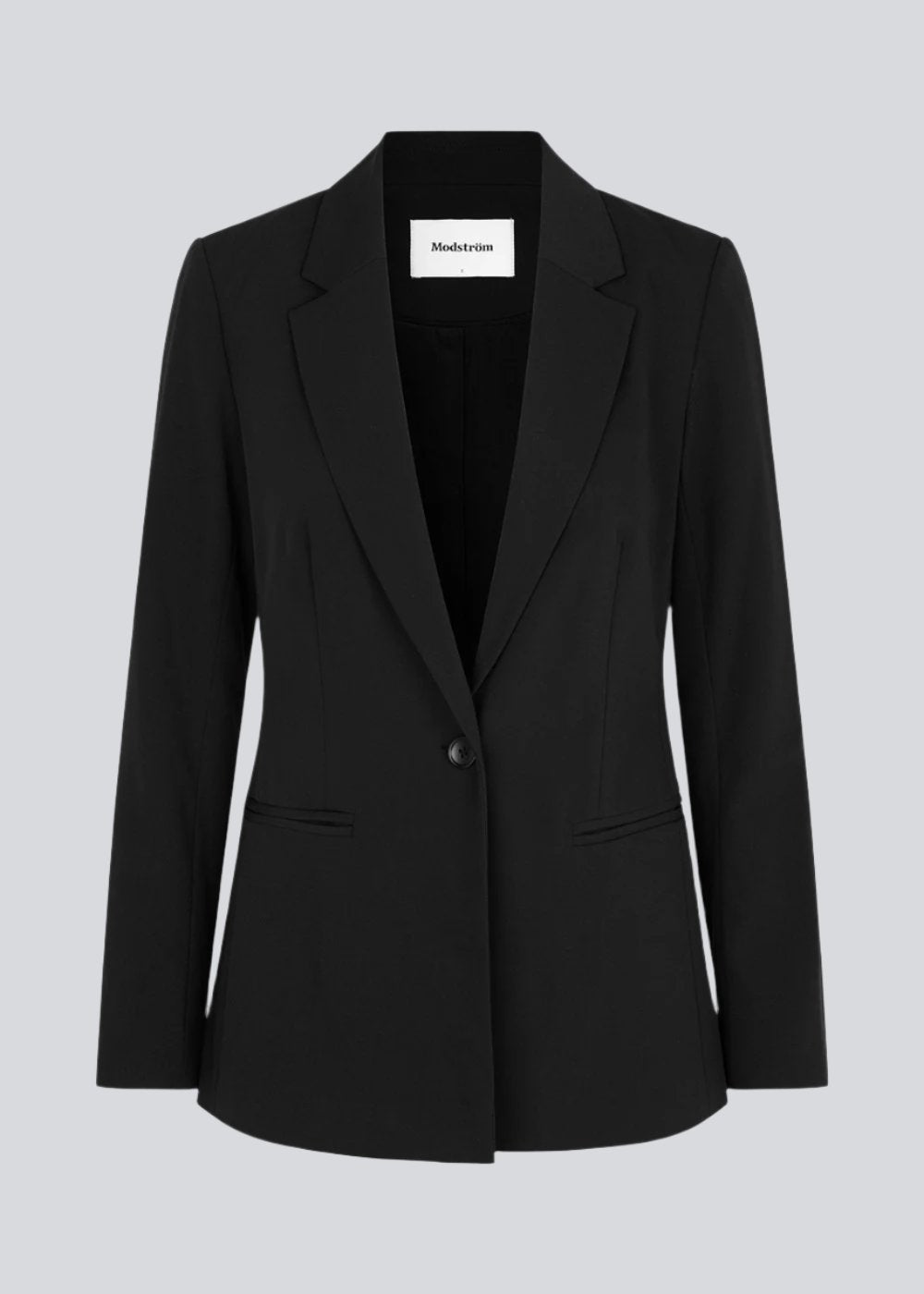Classic fitted blazer. The Kendrick blazer is closed at the front with a single button and has front pockets. Kendrick Blazer in Black is a Modström Bestseller and a must-have black Blazer as a basic styles in your waredrobe.