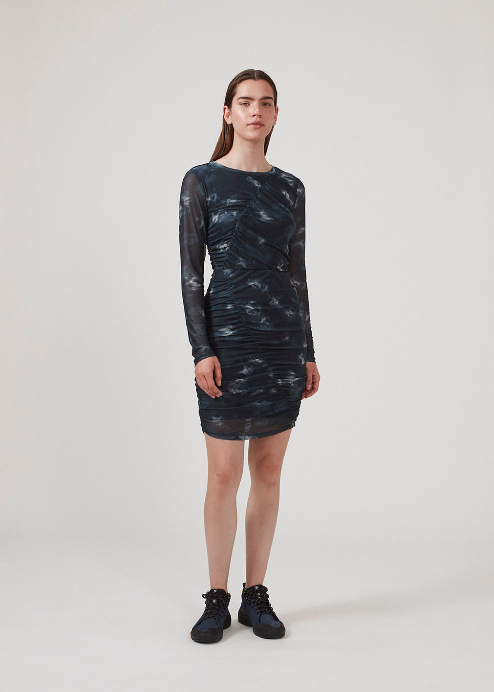 Short dress with draped details and multiple layers. CliffordMD print dress has a round neck and long sleeves in mesh.  The model is 177 cm and wears a size S/36.