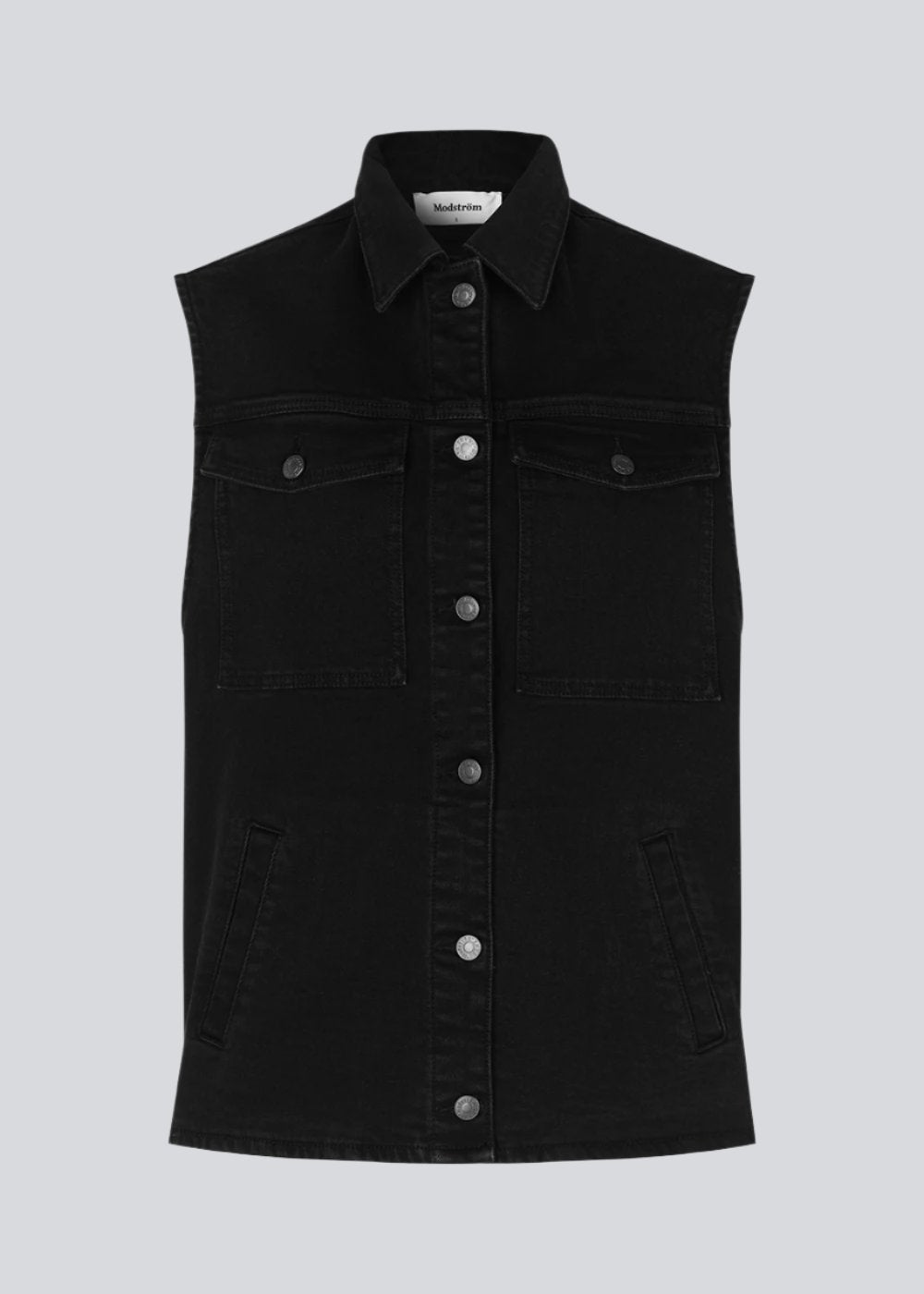 Cool vest in organic cotton. Nour vest has a boxy fit, which is easy to style over a t-shirt, shirt, or a dress for adding a cool element to the look. The vest is closed with buttons at the front. The model is 173 cm and wears a size S/36